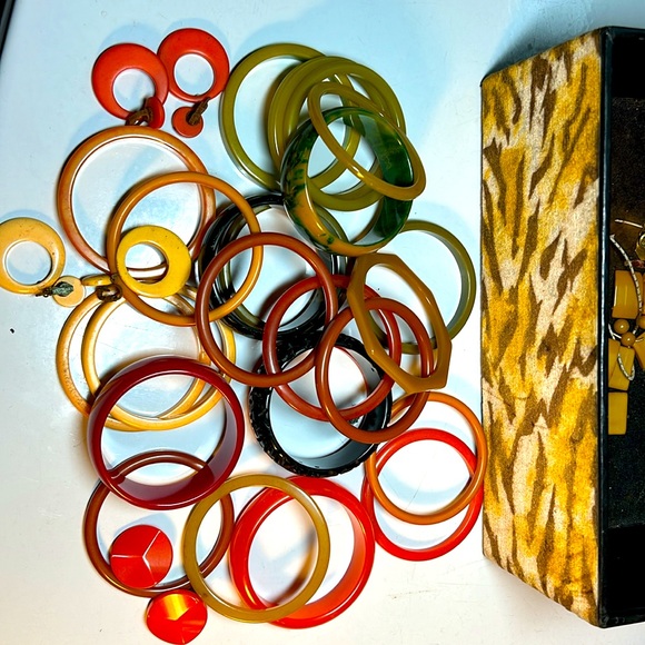 Box full of Vintage Bakelite Jewelry - Picture 11 of 15